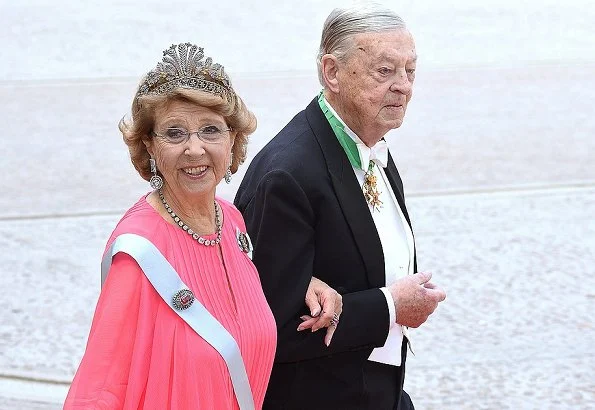 Swedish Royal Court announced on Tuesday evening the death of Baron Niclas Silfverschiöld, the husband of Princess Désiree, at the age of 82.