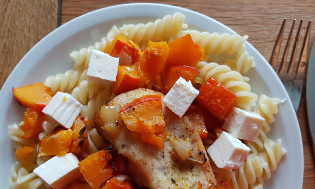 Hähnchenbrust mit Kürbis, Zwiebeln und Feta aus dem Backofen. Nudeln bzw. Pasta passen gut zum Essen aus Hokkaidokürbis und Hähnchen.