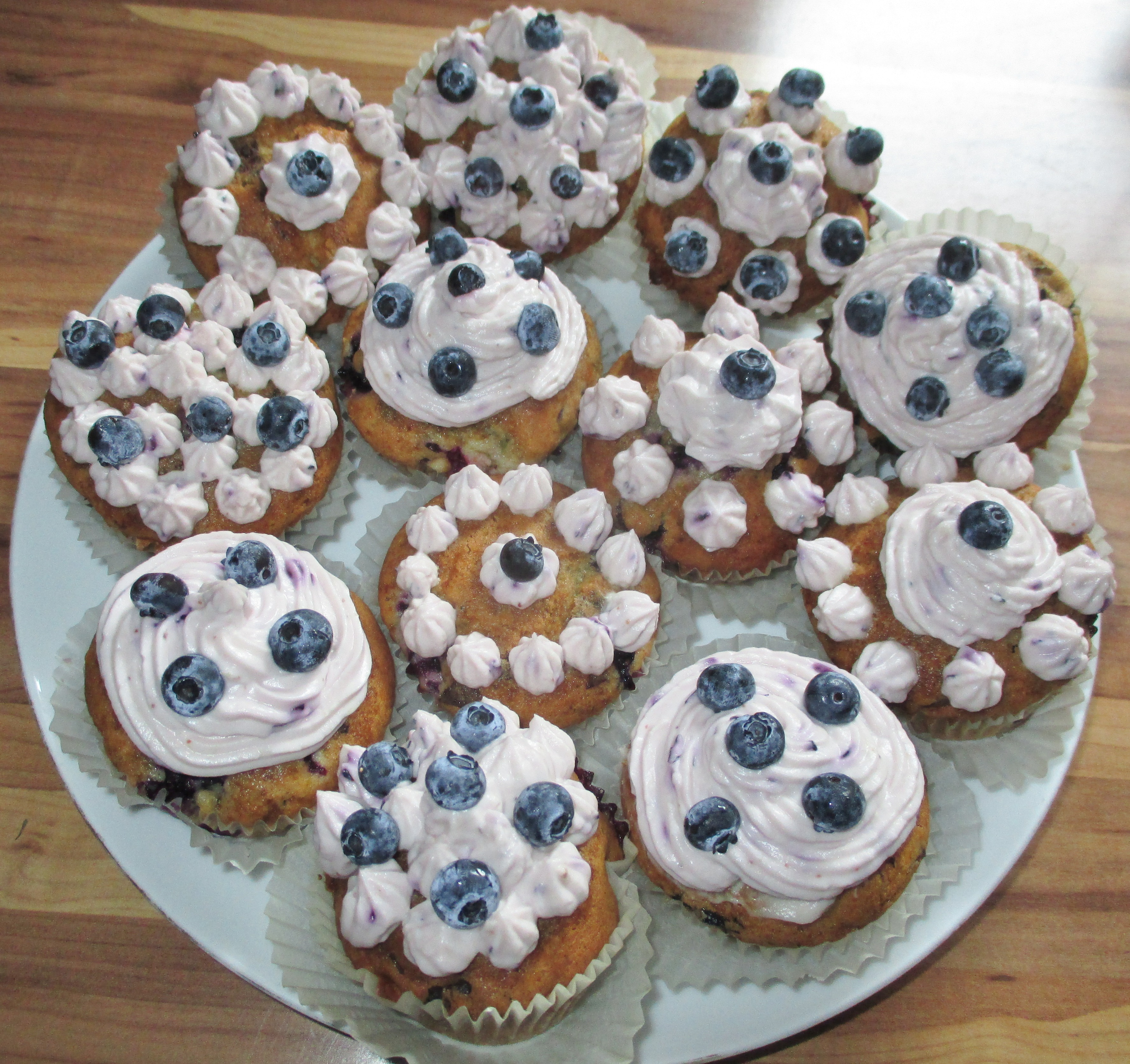 Heidelbeere / Blaubeere Cupcakes / Muffins mit Topping / Frosting