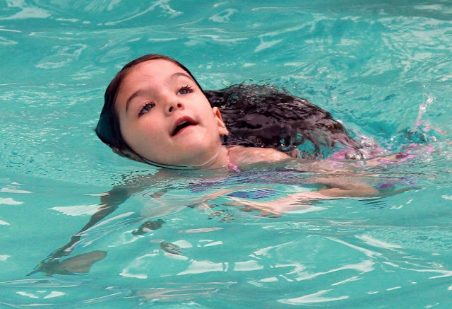 Katie Holmes & Suri Cruise Bikini Pool Party [PHOTOS] - News Excel