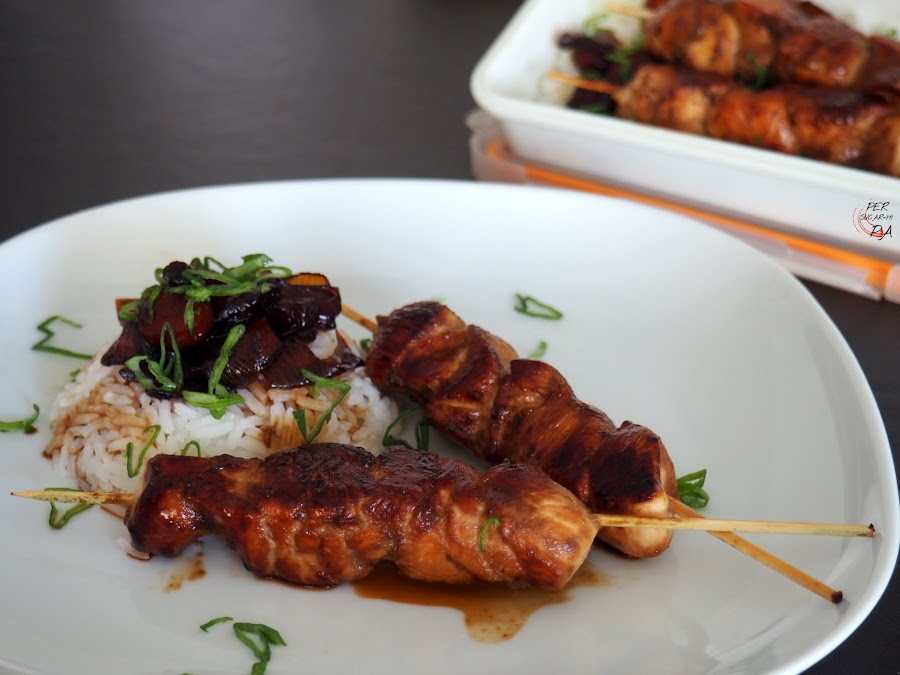 Brochetas de pollo a la plancha marinadas con salsa teriyaki, un básico de la cocina japonesa