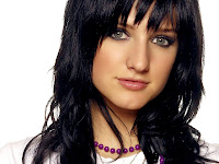 Picture of Singer Ashlee Simpson who struggled with anorexia