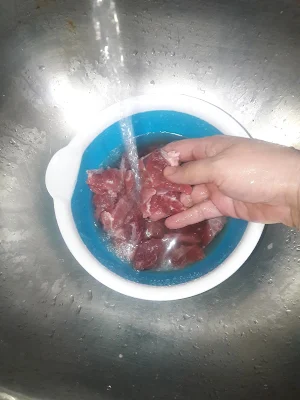wash-nad-cut-the-meat