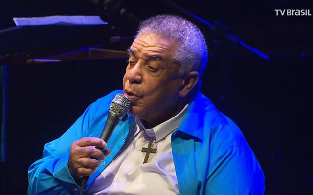 Agnaldo Timóteo melhora e já consegue conversar com familiares