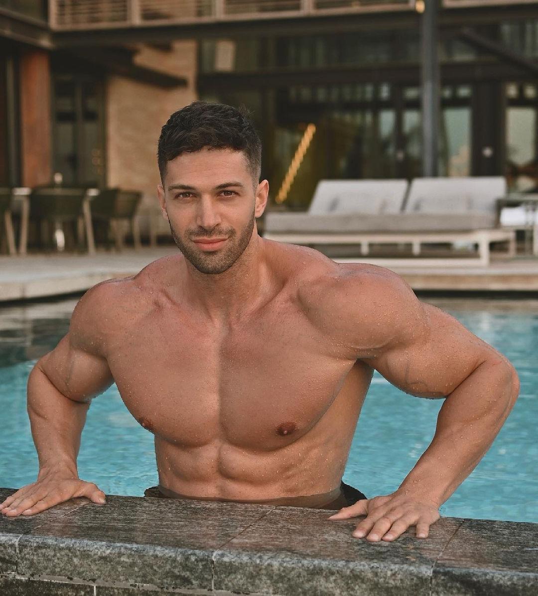 shirtless-muscular-hot-guy-pool-alessandro-cavagnola