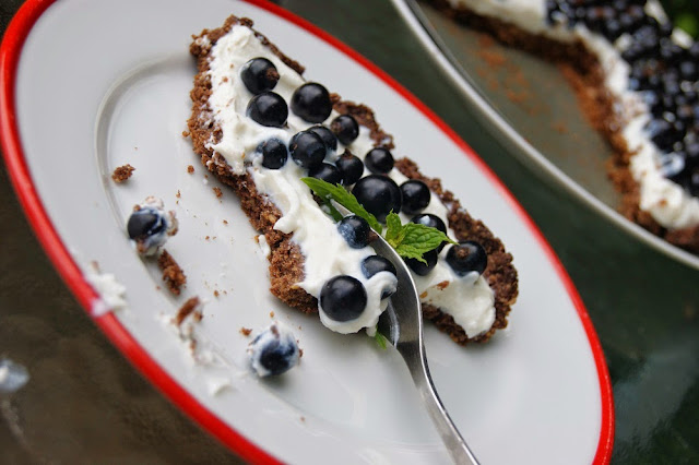 Tarta z serkiem ricotta i czarnymi porzeczkami