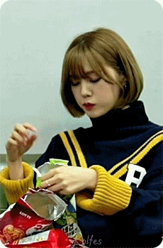 생각보다 높은 과자 칼로리를 보고 깜놀하는 오마이걸 미미.gif | 인스티즈