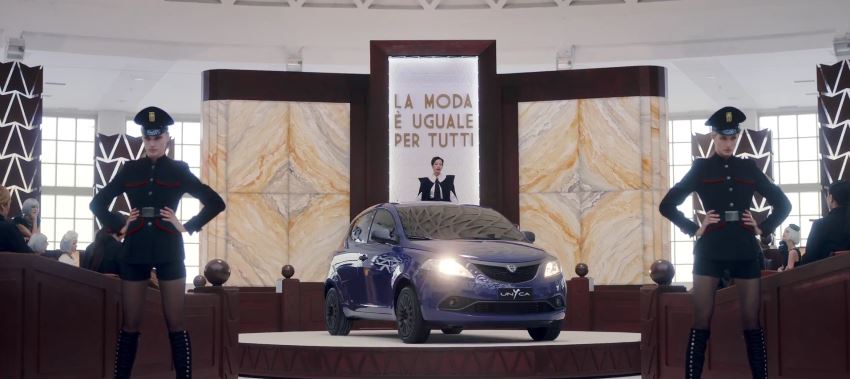 Modelle Lancia pubblicità Y UnYca (Unica) con giudice e tribunale con Foto - Testimonial Spot Pubblicitario Lancia 2017