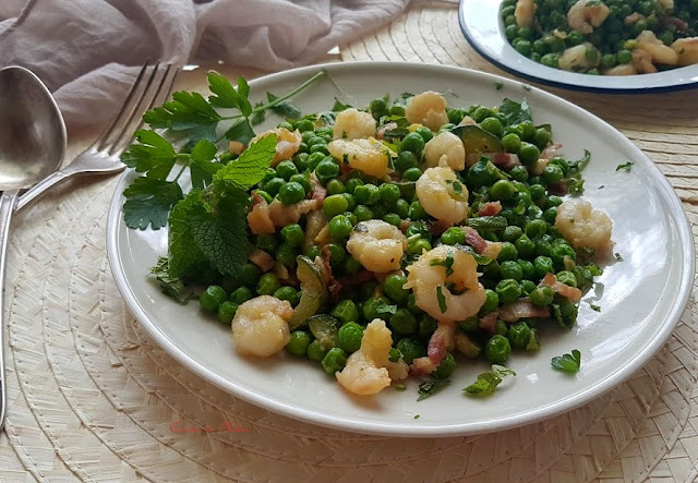 Guisantes con panceta y gambas