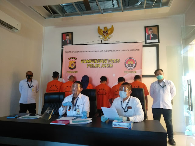 Wadir Reskrimum, AKBP Wahyu Kuncoro dan Kasubdit Jatanras, Kompol Apriadi dalam konferensi pers yang digelar di Aula Dit Reskrimum Polda Aceh, Banda Aceh, Rabu (23/12/2020).