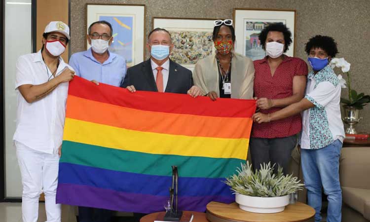 Presidente da ALBA firma compromisso com LGBTQ por Lei Millena Passos