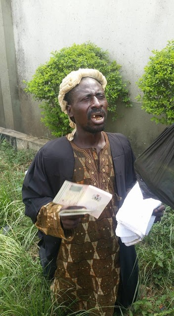 Man Pretending to be Mad Arrested in a Lawyer's Outfit in Ogun State (Photos)