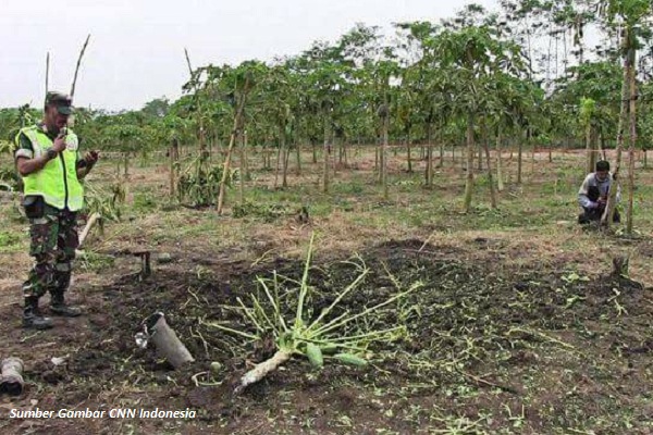 Roket TNI Tipe R-Han 122B Nyasar di Kebun Pepaya Roket TNI Tipe R-Han 122B Nyasar di Kebun Pepaya