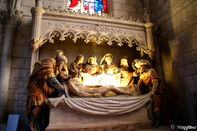 La chiesa di Saint Denis con la scultura della Sepoltura di Cristo