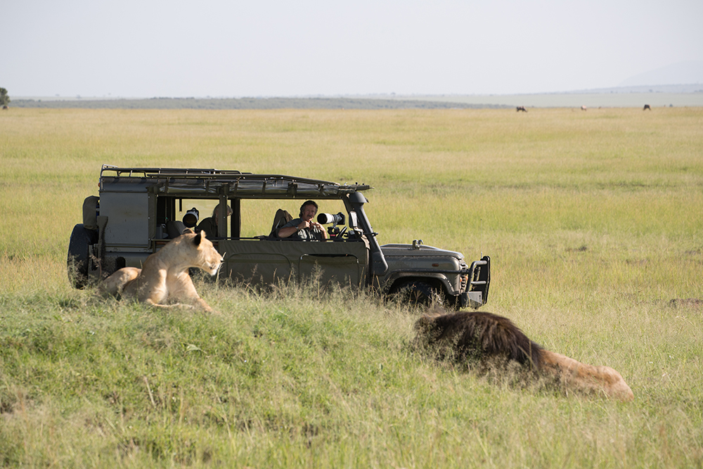 Casal de fotografos Jonathan Scott e Angela Scott fotografam a vida selvagem em uma savana africana em parceria com a Canon Austrália e tem história retratada em um episódio da 2ª temporada da série documentário Tales by Light disponivel na Netflix