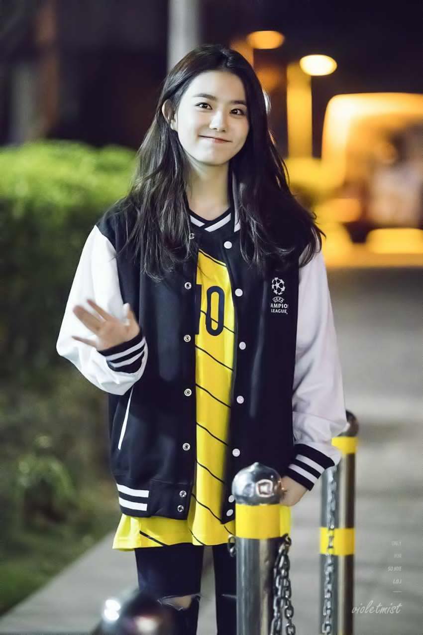 [연예] [움짤]         축구 유니폼 입은 김소혜 -  와이드섬