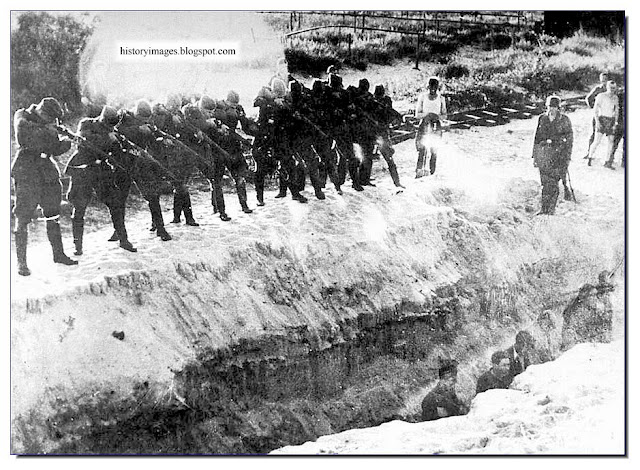 Einsatzgruppen firing squad