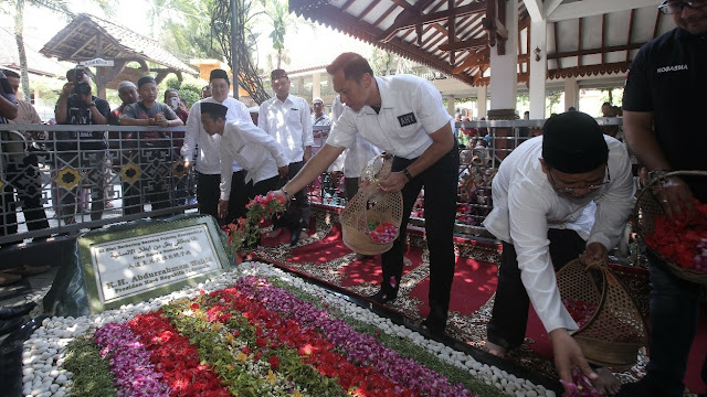 Sengaja Ditutupi Kain Putih, Tenyata Ini Isi Prasasti Makam Gus Dur Sengaja Ditutupi Kain Putih, Tenyata Ini Isi Prasasti Makam Gus Dur