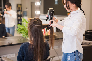 Coronavírus: marquei hora no salão de beleza. Devo cancelar?