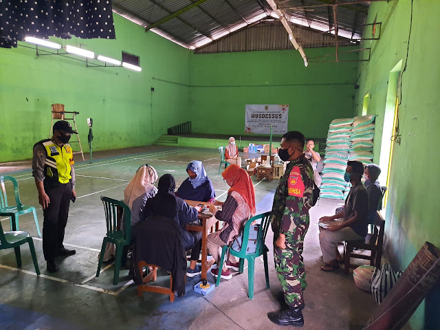 Babinsa Bersama Bhabinkamtibmas Kawal Pendistribusian Bantuan Di Desa Klepu