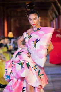 Hoa hậu Tiểu Vy vai trần siêu quyến rũ, thần thái đầy quyền lực