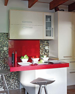 Decoracion Actual de moda: Una cocina muy actual en acero, blanco y rojo.