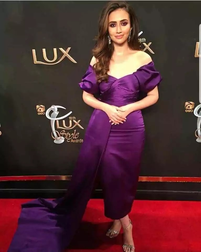 Beautiful Pictures of Sana Javed Wearing Purple Frock in LUX Awards
