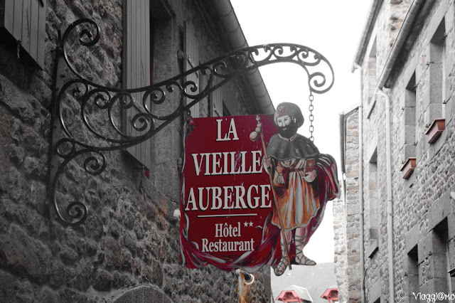 Le belle insegne in ferro battuto sulla Grand Rue