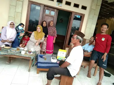 Uun Marpuah Sambangi Relawan OTC dan serahkan Bantuan Banjir Uun Marpuah Sambangi Relawan OTC dan serahkan Bantuan Banjir