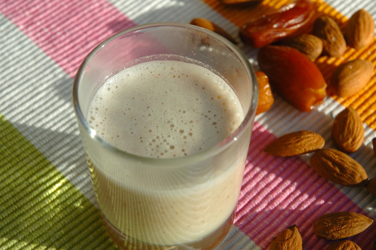 5 Elemente Küche: Mandel-Dattel Milch 5 Elemente Küche: Mandel-Dattel Milch