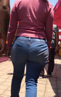 Bella mujer con caderas anchas y nalgona en jeans Bella mujer caderas anchas nalgona jeans