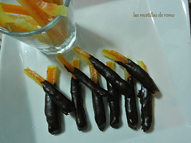 Tiras de naranja confitada con chocolate