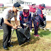 Kapolres Aceh Timur Bersama Komunitas Peduli Lingkungan Gotong Royong Bersihkan Lapangan Upacara Pusat Pemerintahan Dalam Rangka Memperingati Hari Bumi