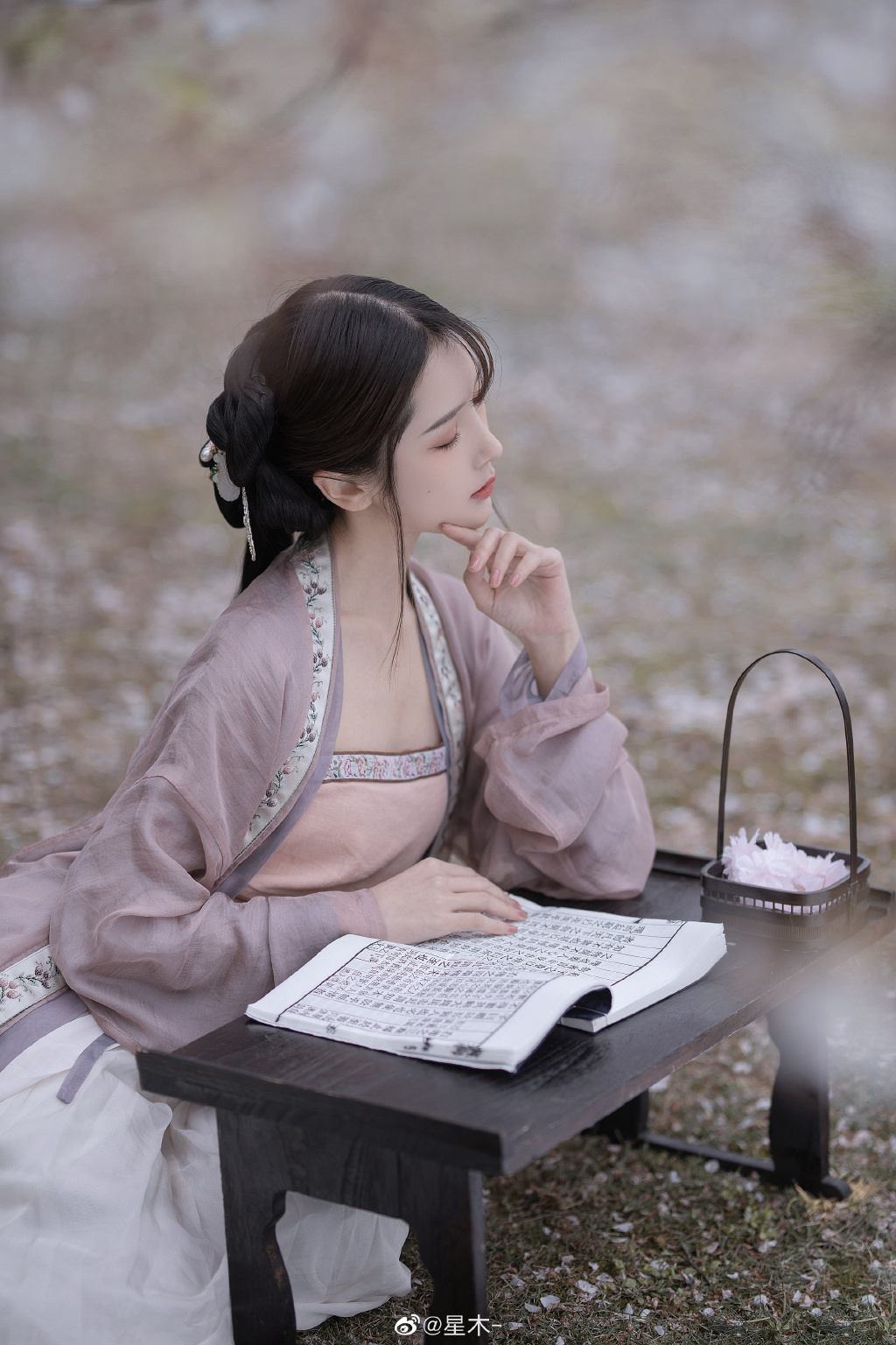 Image-Chinese-cute-model-Beautiful-girl-with-Chinese-historical-costume-TruePic.net