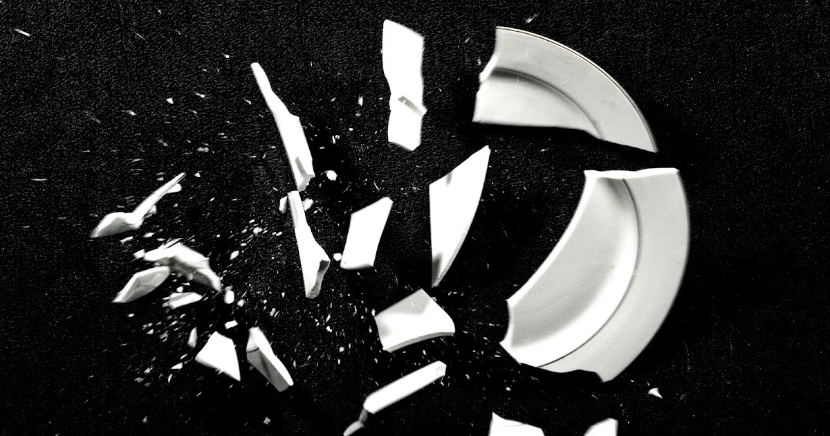 Бьются блюдца. Разбитая тарелка. Разбитая тарелка на черном фоне. Тарелка разбивается об стену. Разбитые блюдца.