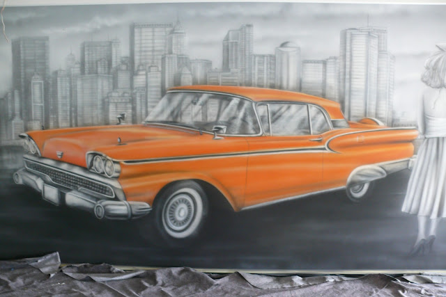 Artystyczne malowanie ściany Malowanie obrazu na ścianie farbami UV, obraz przedstawia samochód Cadilac, Mural UV