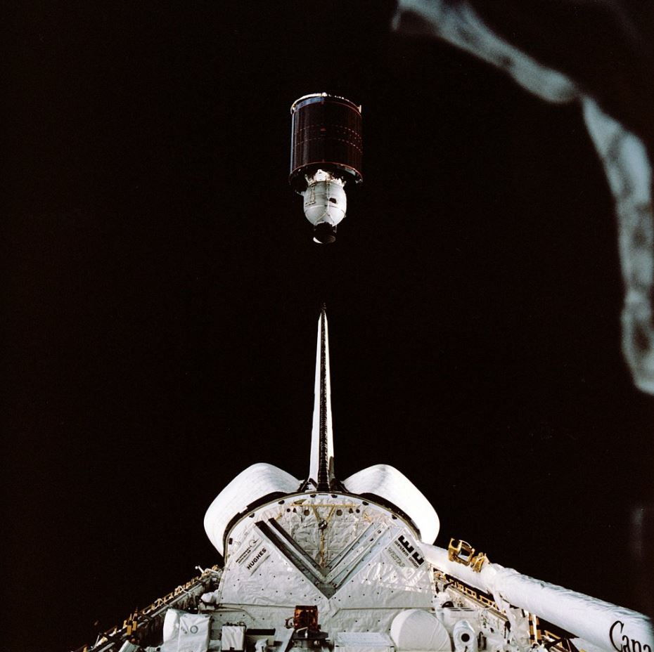 20 Haziran 1983'te, uzay mekiği Challenger'ın mürettebatı, Palapa-B1 adlı bir Endonezya iletişim uydusunu yörüngeye yerleştirdi.
