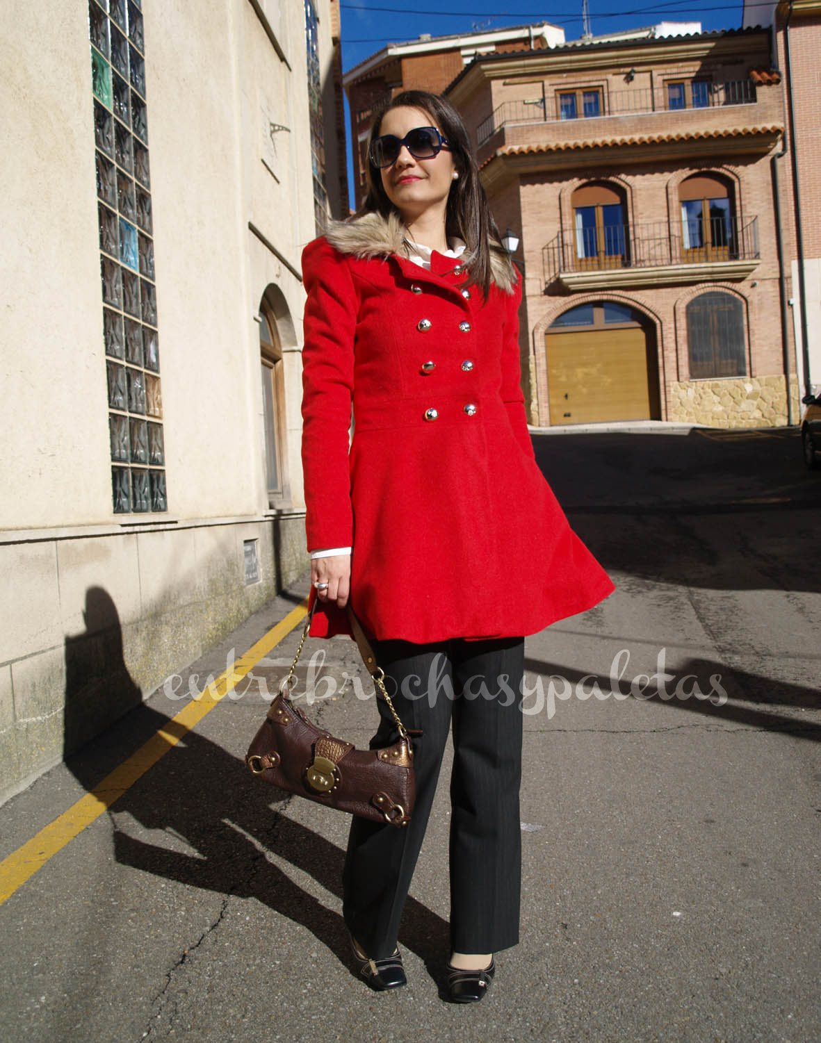 Camisa blanca y abrigo rojo | Outfit - Entre brochas y paletas | Blog de  belleza