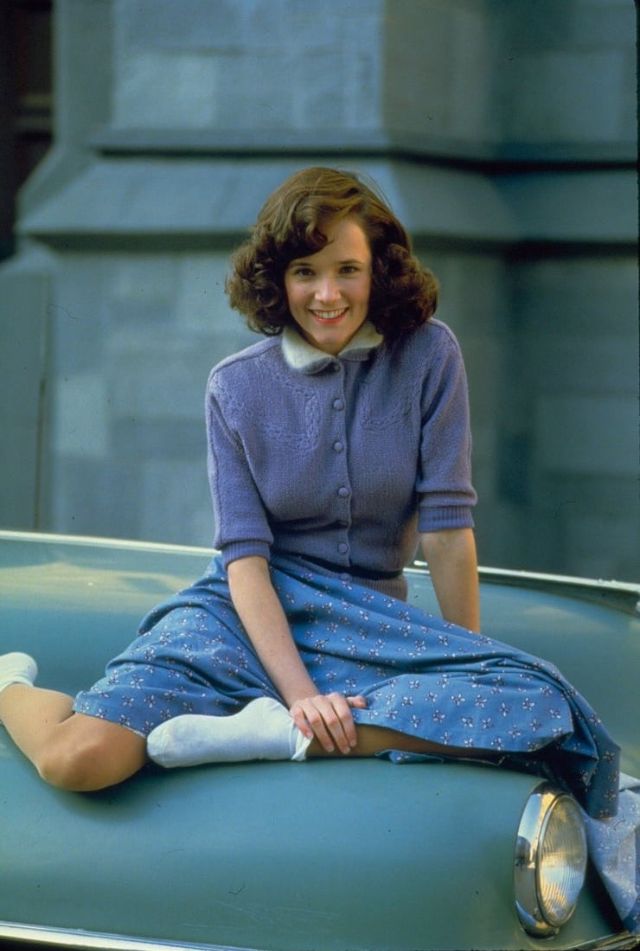 30 Gorgeous Portrait Photos of a Young Lea Thompson in the 1980s