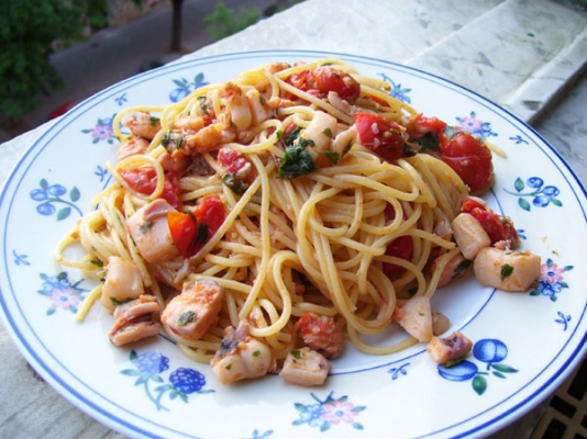 Traditional Italian cooking: Linguine ai frutti di mare (Seafood linguine)