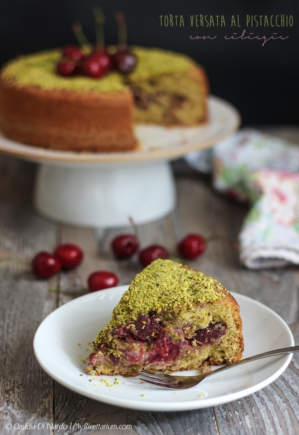 Torta versata al pistacchio con ciliegie