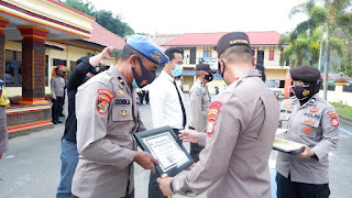 Berdedikasi Maksimal, 12 Personil Raih Reward Kapolres Tana Toraja
