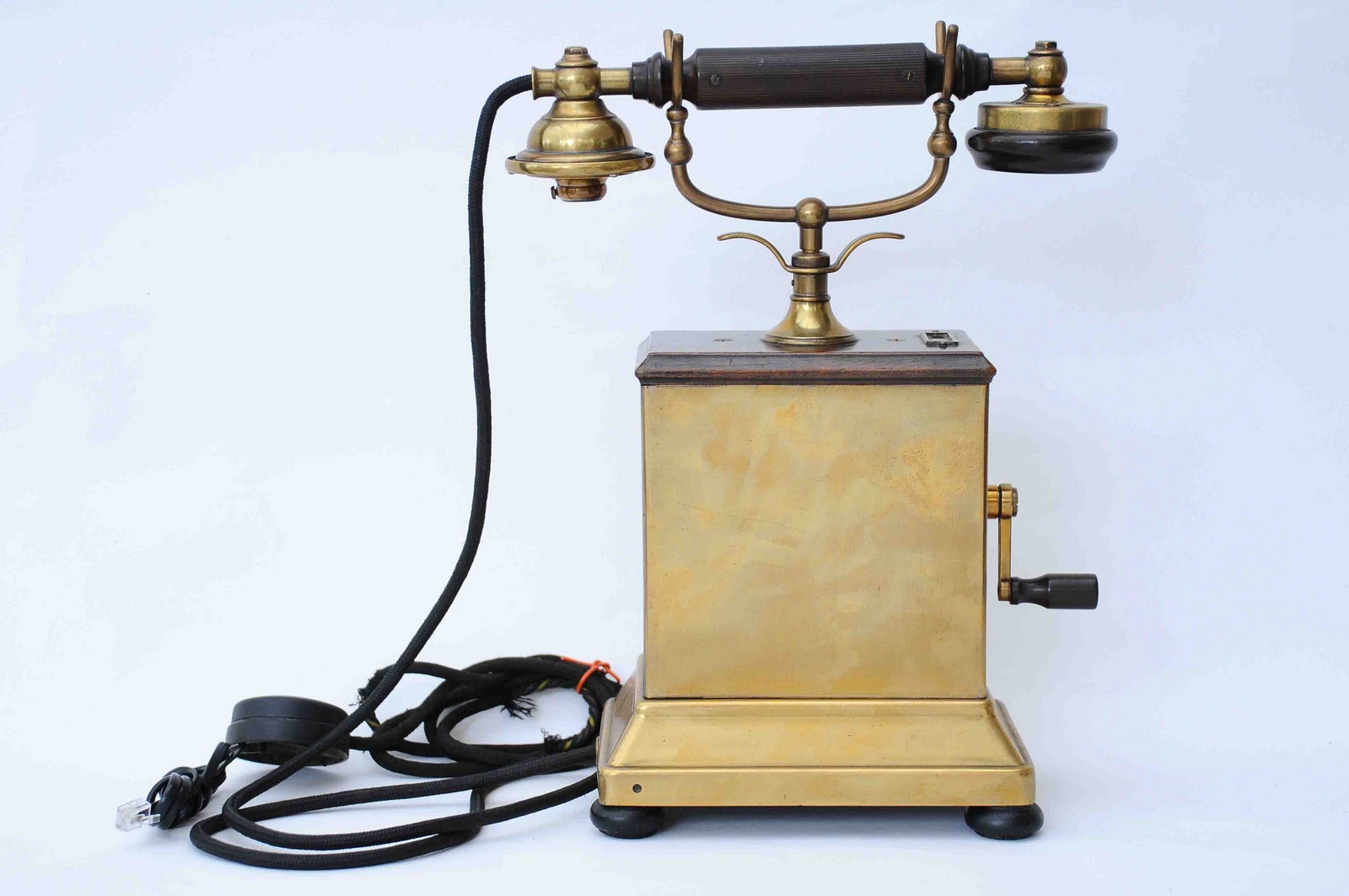 Телефон 18 тг. Телефон 18 века. Старый телефон 18 века. Телефон в 18 веке. Телефон 18.