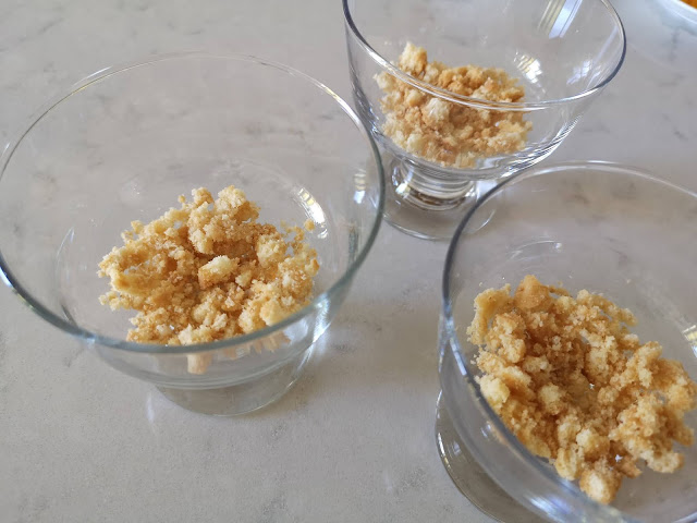 Poner una capa de galletas en la copa