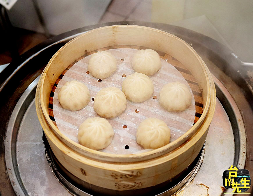 台南湯包生煎包/鎖住湯汁一咬就爆漿/皮薄Q彈餡料鮮美/獨家配方自製餡料/用料實在CP值高/連外國人都愛吃/忠實顧客連續吃一週都吃不膩