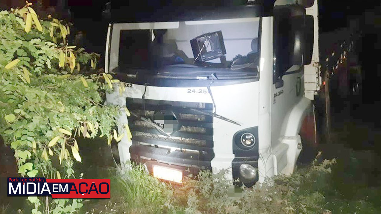 Motorista morre após perder controle de caminhão e tombar na BR-110, em Sertânia