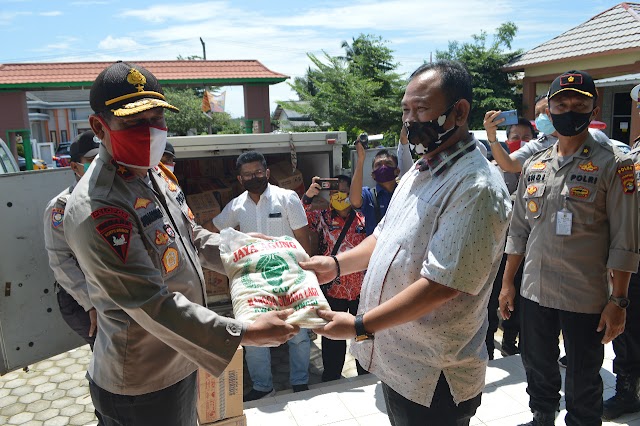 Wakapolda Lampung Berikan Bantuan Kepada Warga Terdampak Bencana Angin Puting Beliung