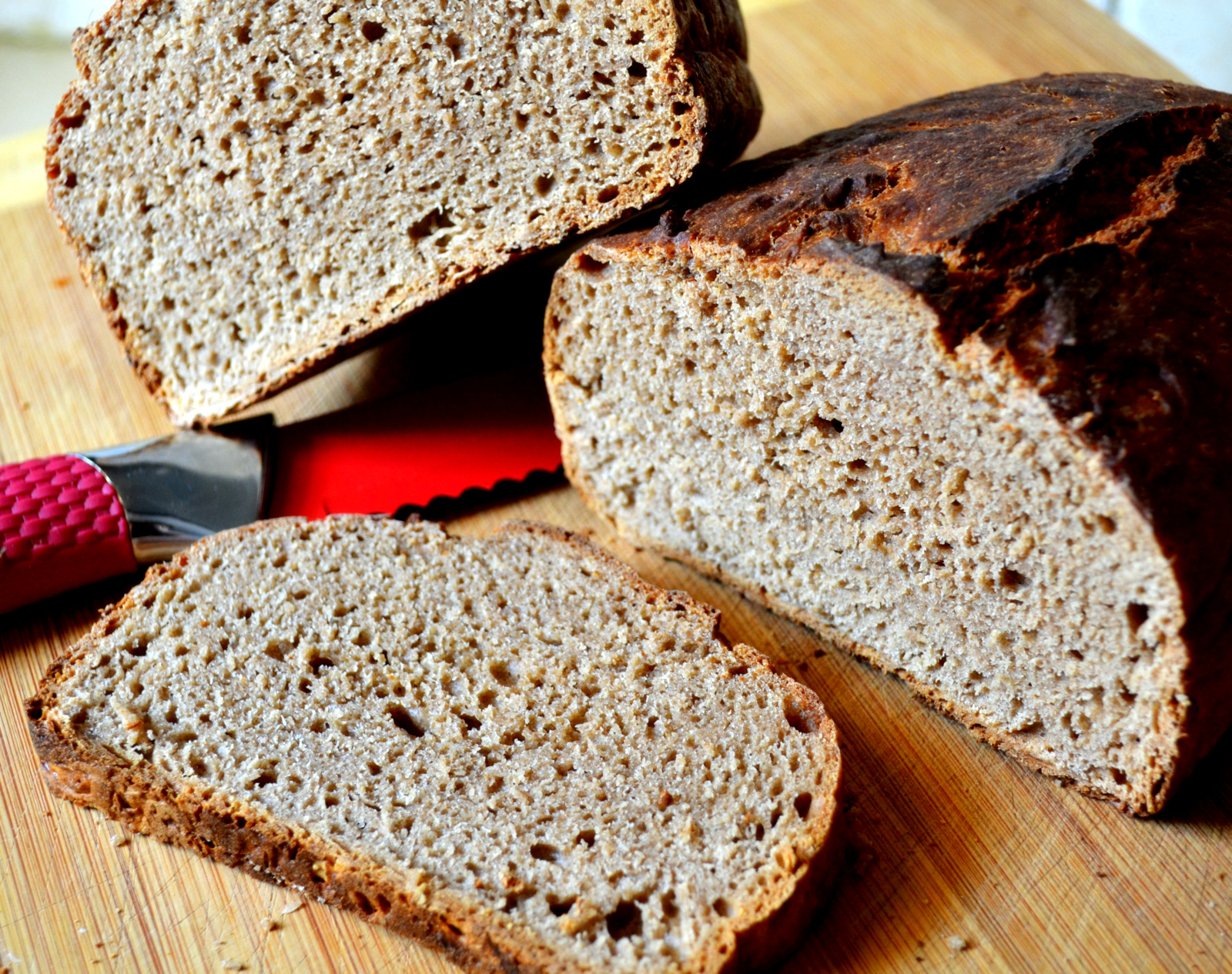 Хлеб из спельты. Ржаной хлеб. Хлеб зерновой на закваске. Свежеиспеченный хлеб. Хлеб без замеса рецепт
