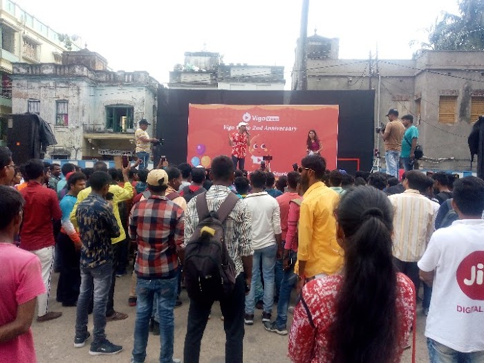 বর্ধমানে রাতারাতি সেলিব্রেটি হওয়ার প্রতিযোগিতায় টিনএজার থেকে বয়স্করা,আলোড়ন