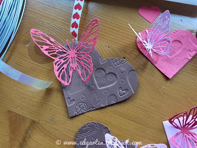 Valentinstag und Bloggeburtstag Geprägte Herzen mit Sommervogel